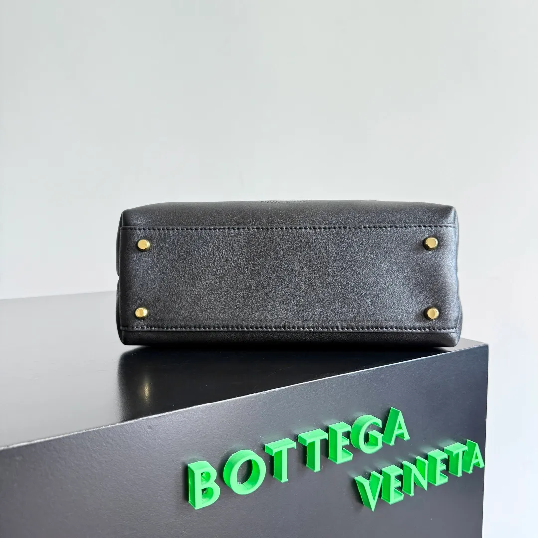 Batch 2060 BottegaVeneta Latest Ciao Ciao Bag Silky cowhide two-way flap handbag with signature twist detail, hidden hook closure, flap can be fastened to the front or attached to the INTRECCIATO woven internal pocket, comes with an adjustable and removable crossbody strap, internal compartment, and also features a zippered pocket. The surprise flap has various shapes. Style 1 - Cover the bag surface, exposing the knot and knot decoration. Style 2 - Place the flap inside the bag. A buckle is also designed. Style 3 - The U-shaped position of the top handle in the hand bag. Style No.: 835835 Size: 26*19*10.5cm